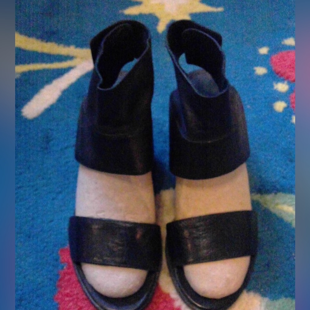Size 9 Eileen Fisher black leather sandals